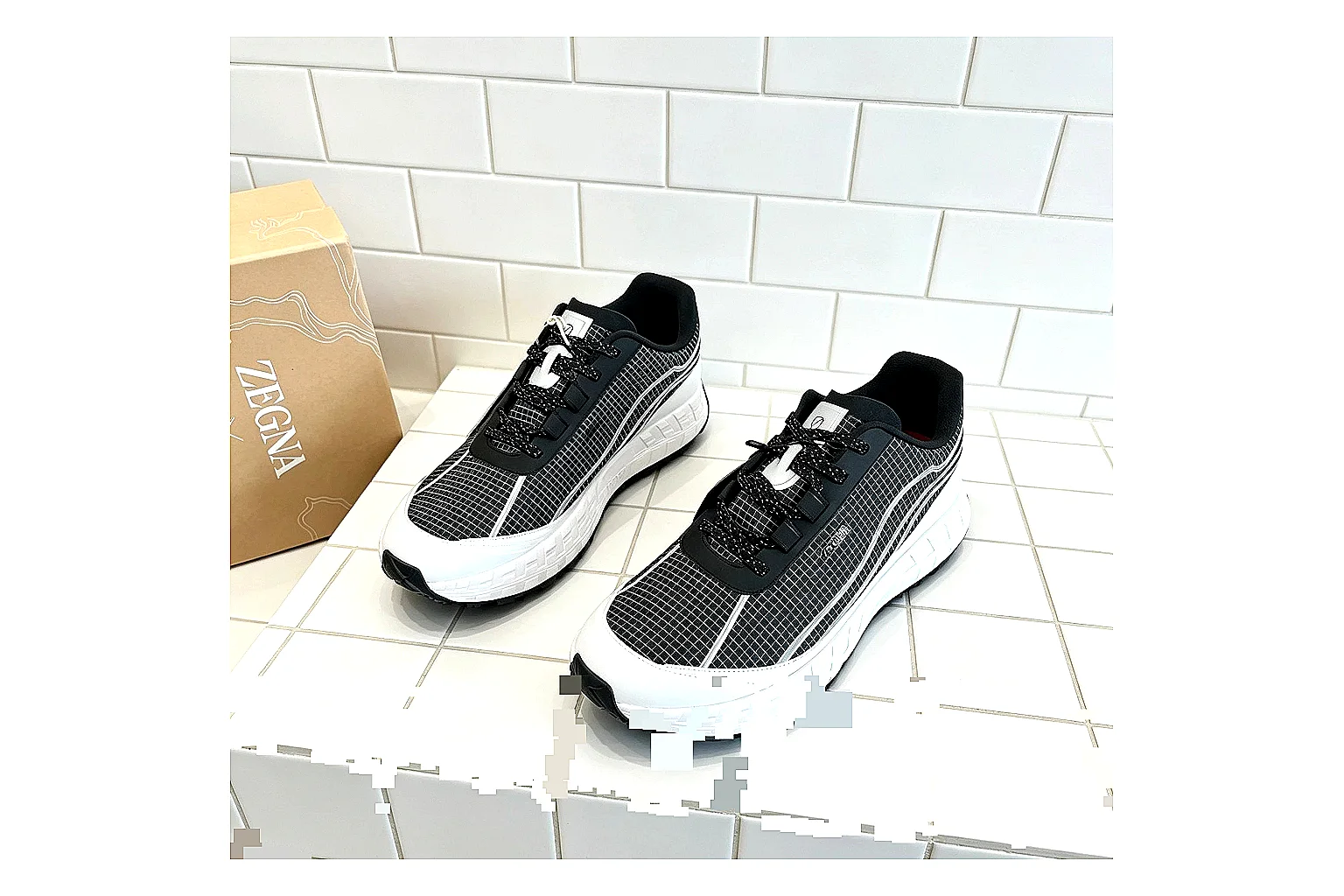kakoscout.com Adidas Runner Black White comparison signal card six-photo gallery thumbnail 2