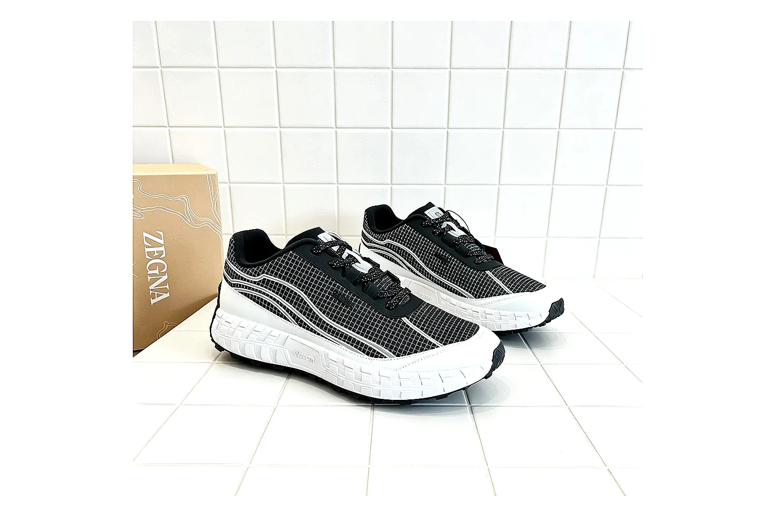 kakoscout.com Adidas Runner Black White comparison signal card six-photo gallery