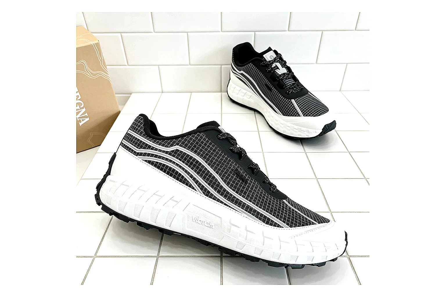 kakoscout.com Adidas Runner Black White comparison signal card six-photo gallery thumbnail 3