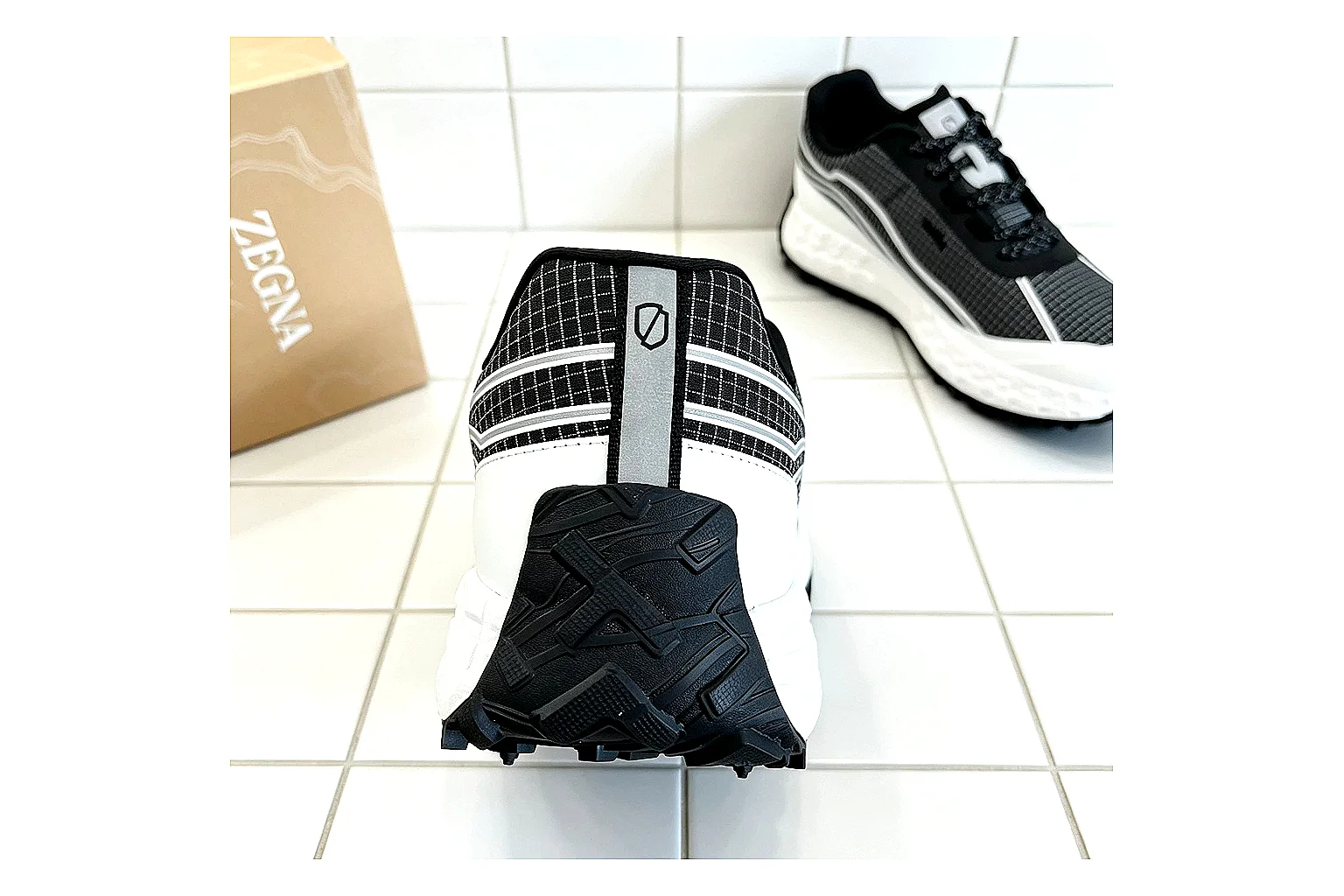 kakoscout.com Adidas Runner Black White comparison signal card six-photo gallery thumbnail 4