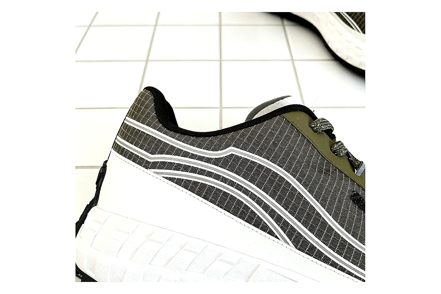 kakoscout.com Adidas Runner Black White comparison signal card six-photo gallery thumbnail 5