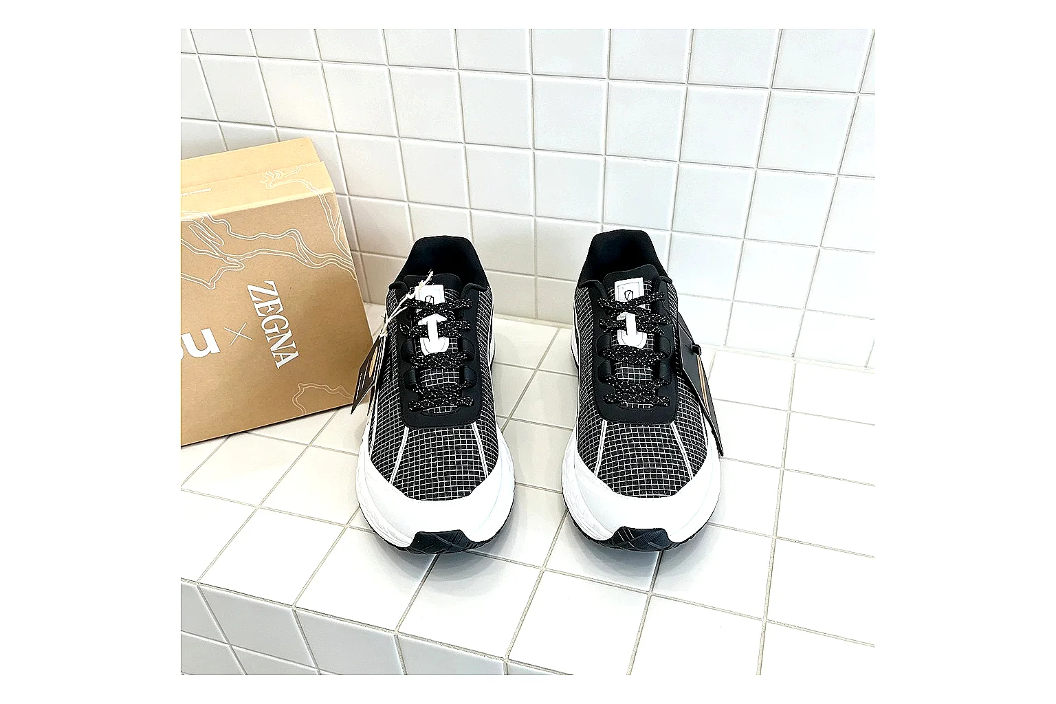 kakoscout.com Adidas Runner Black White comparison signal card six-photo gallery thumbnail 6