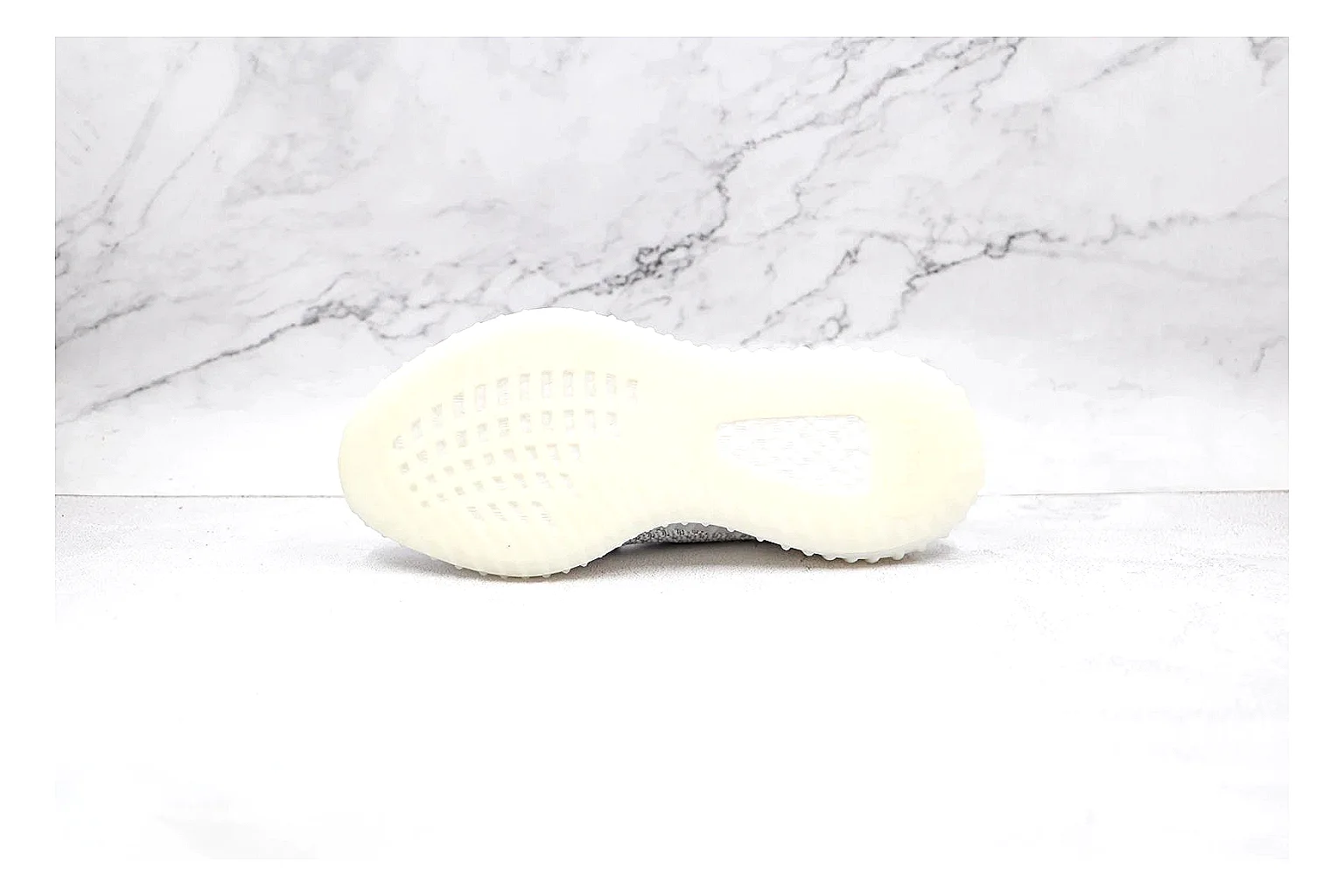 kakoscout.com Adidas Yeezy White comparison signal card six-photo gallery thumbnail 3