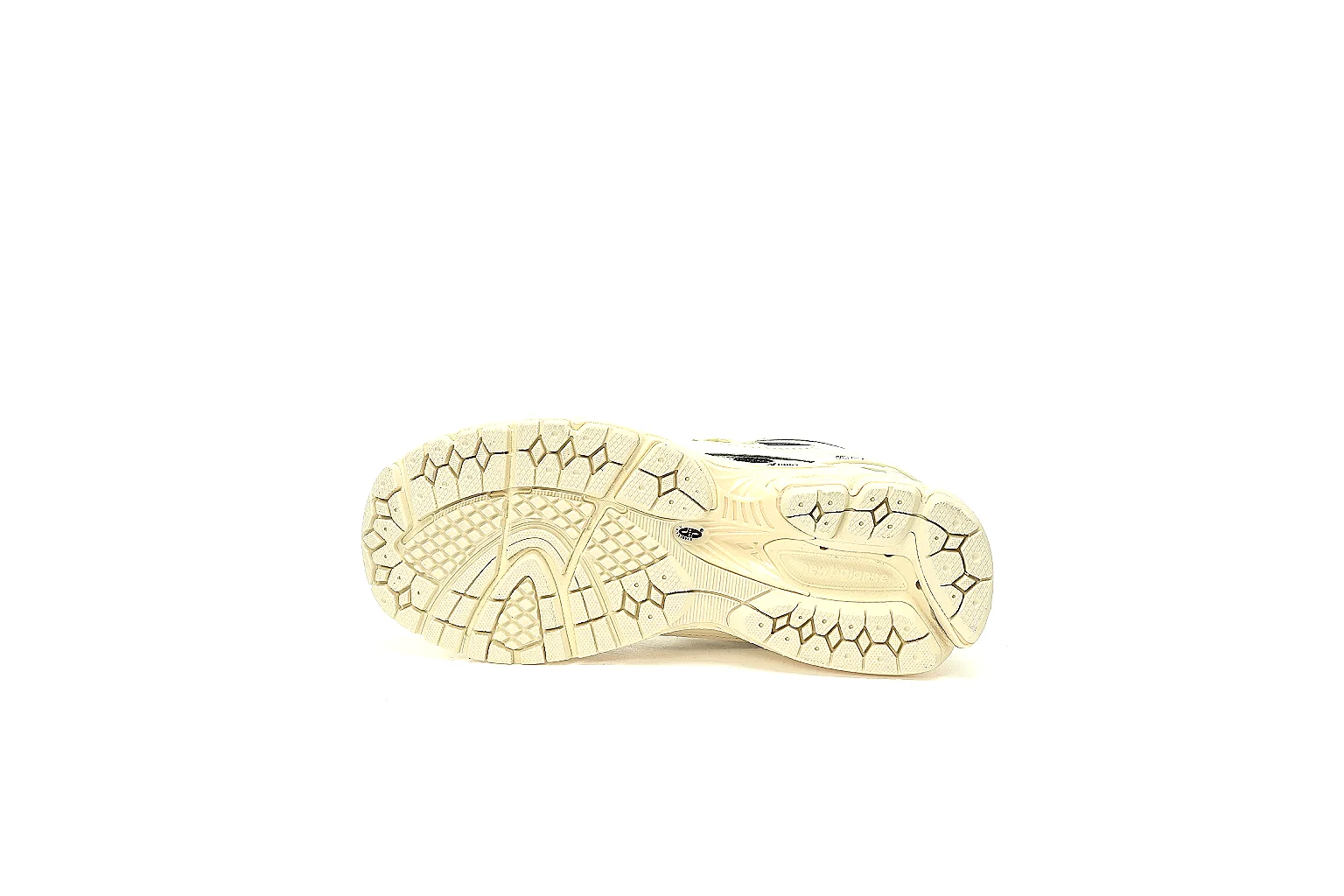 Kako Scout comparison images for Asics Cream Black Gel Runner Sneaker thumbnail 4