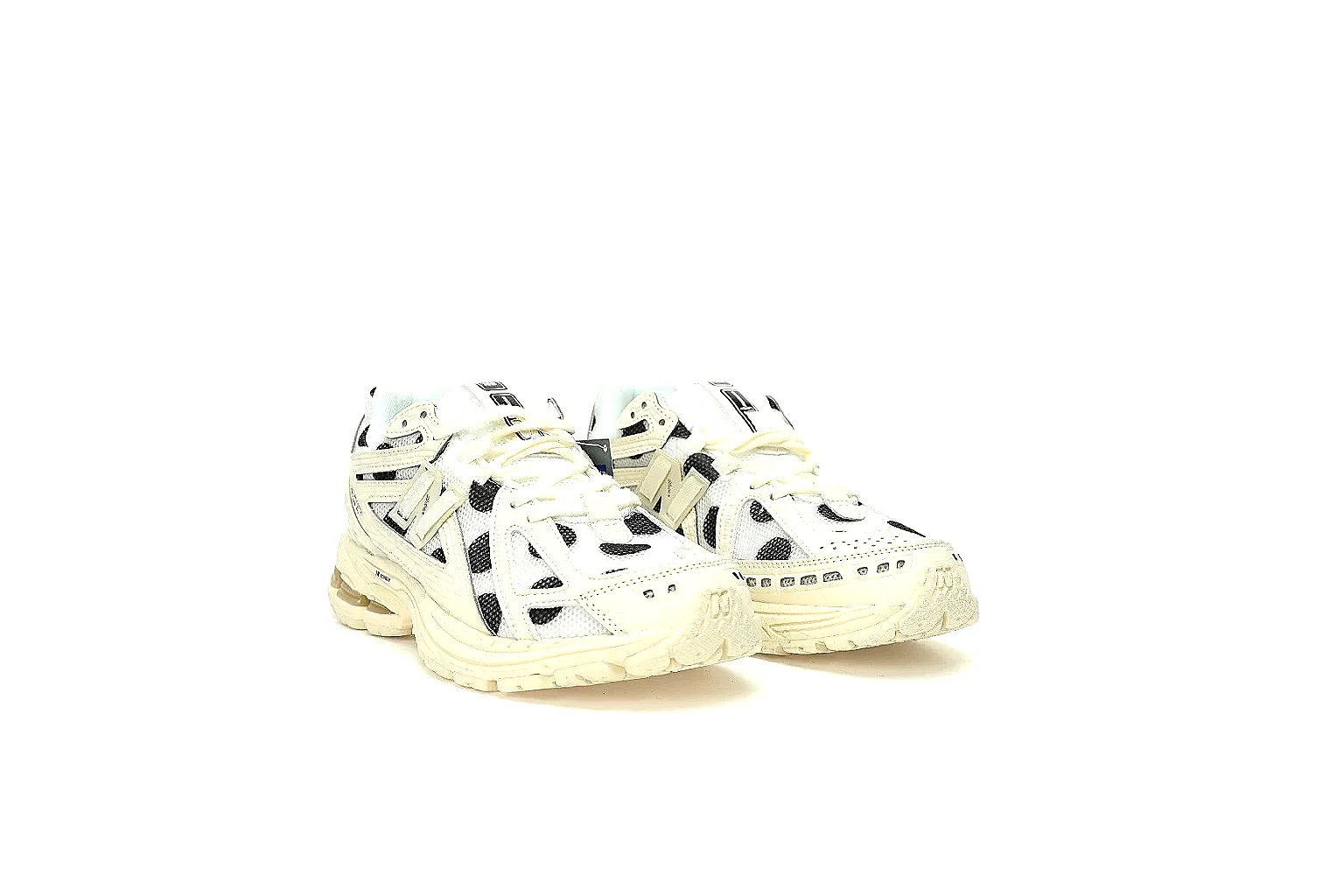 Kako Scout comparison images for Asics Cream Black Gel Runner Sneaker thumbnail 5