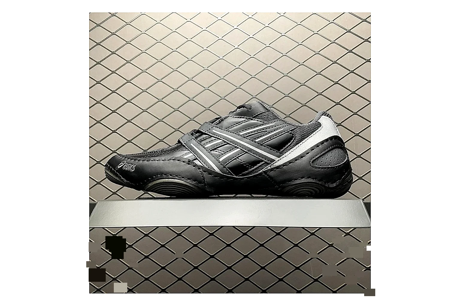 Asics Gel-Kahana Black Silver comparison signal photo with black silver gel-kahana trail runner with mixed upper and trail shape