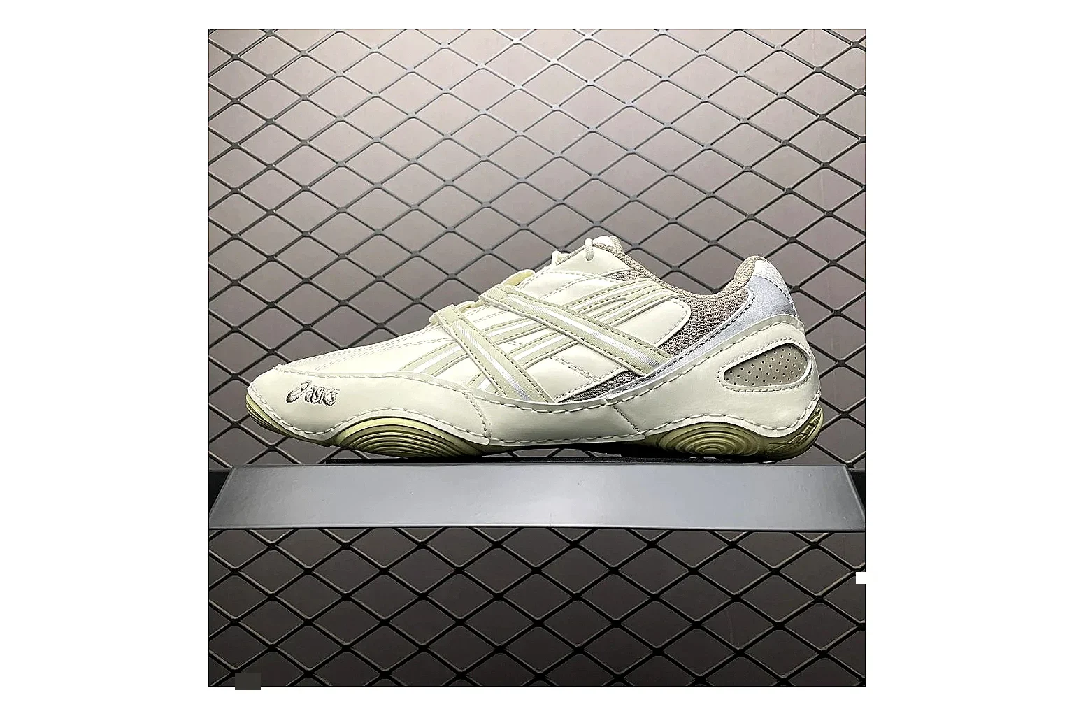 Asics Gel-Kahana Cream Silver comparison signal photo with silver cream gel-kahana trail runner with mixed upper and trail shape