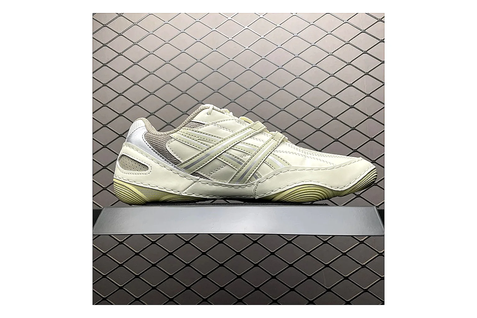 Asics Gel-Kahana Cream Silver comparison signal photo with silver cream gel-kahana trail runner with mixed upper and trail shape