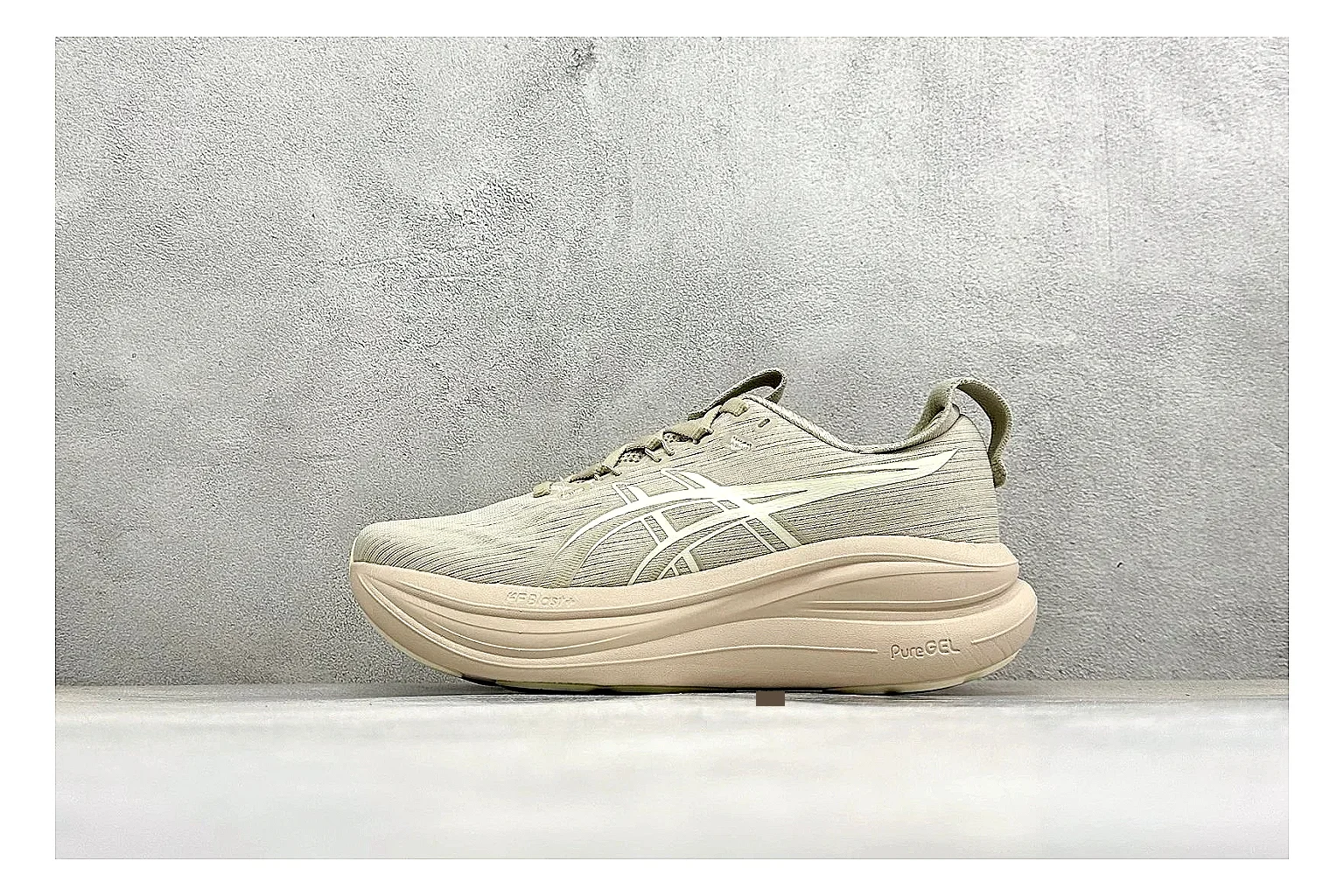Asics Gel-Nimbus cream runner comparison signal image