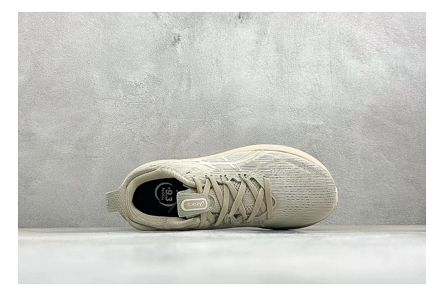 Asics Gel-Nimbus cream runner comparison signal image thumbnail 2