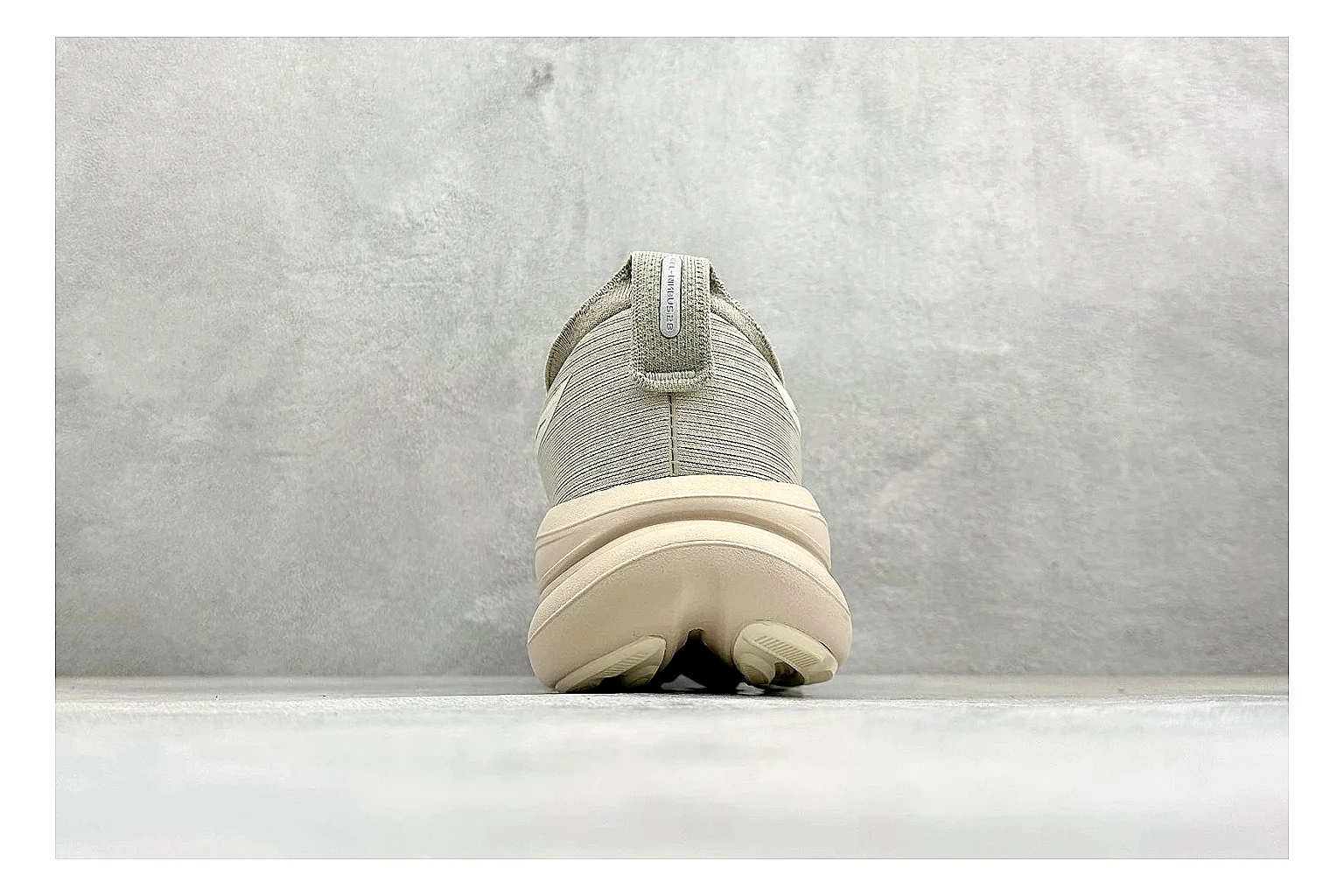 Asics Gel-Nimbus cream runner comparison signal image thumbnail 3