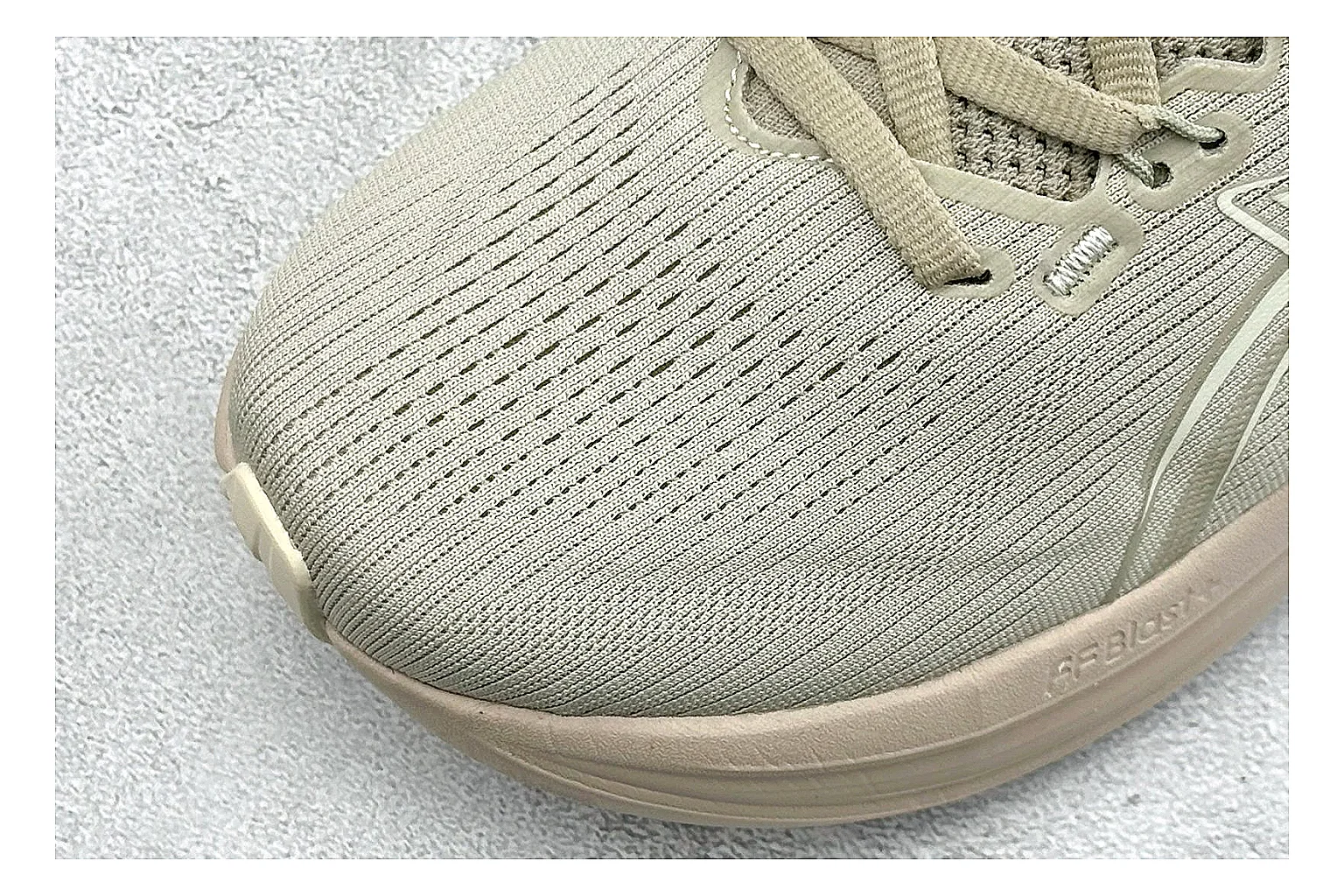 Asics Gel-Nimbus cream runner comparison signal image thumbnail 5