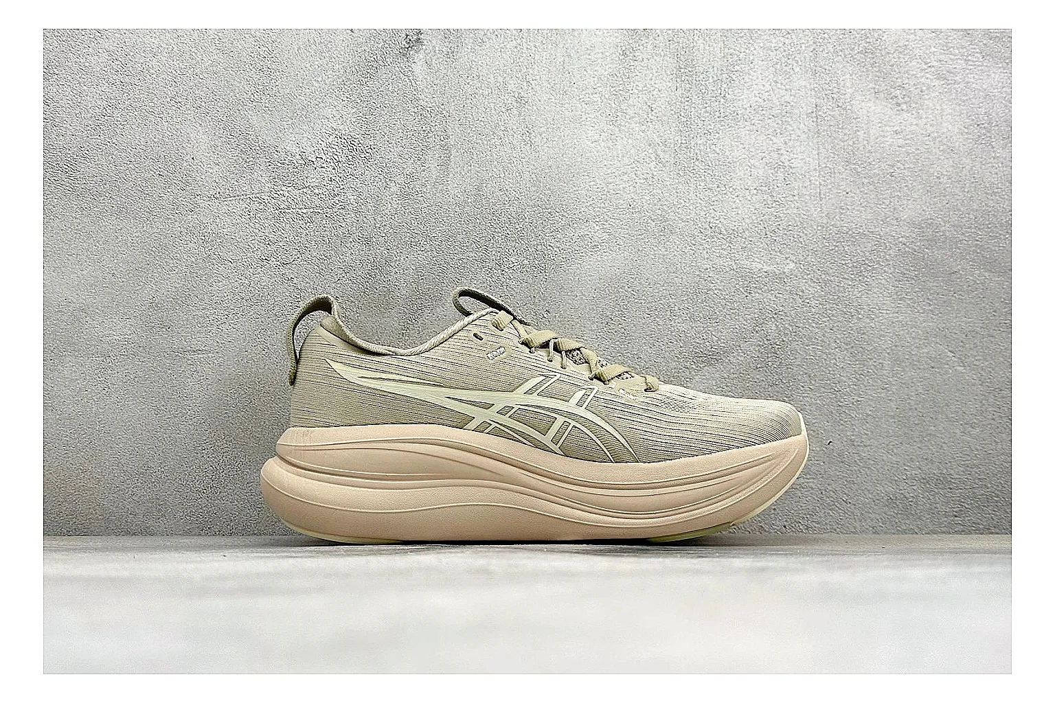 Asics Gel-Nimbus cream runner comparison signal image thumbnail 6