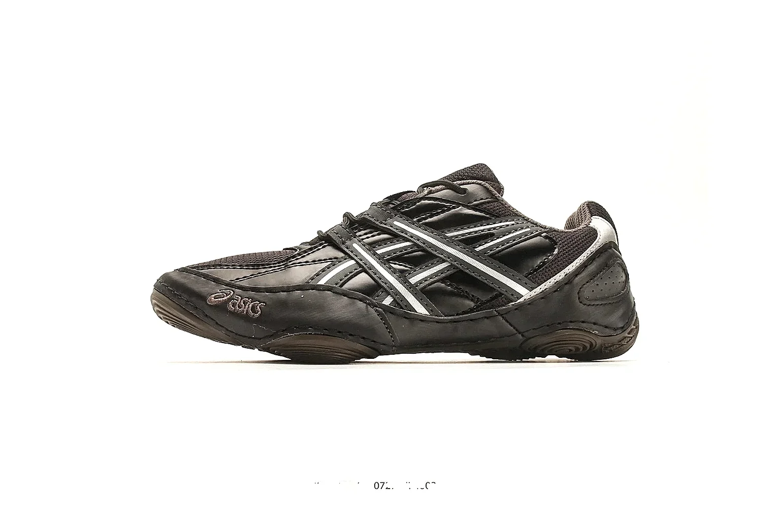 Asics Gel Runner Black Gray comparison photo showing black gray mesh-leather upper, layered runner panels, Asics side stripes, and cushioned retro sole