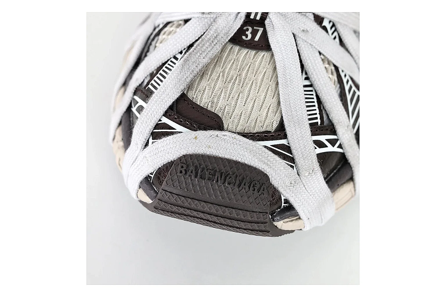 kakoscout.com Balenciaga Track Cage White Gray comparison signal card six-photo gallery thumbnail 4