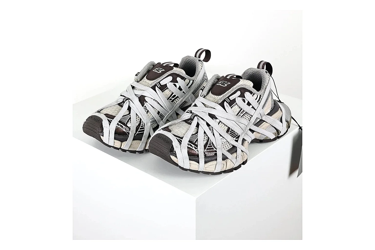 kakoscout.com Balenciaga Track Cage White Gray comparison signal card six-photo gallery thumbnail 6