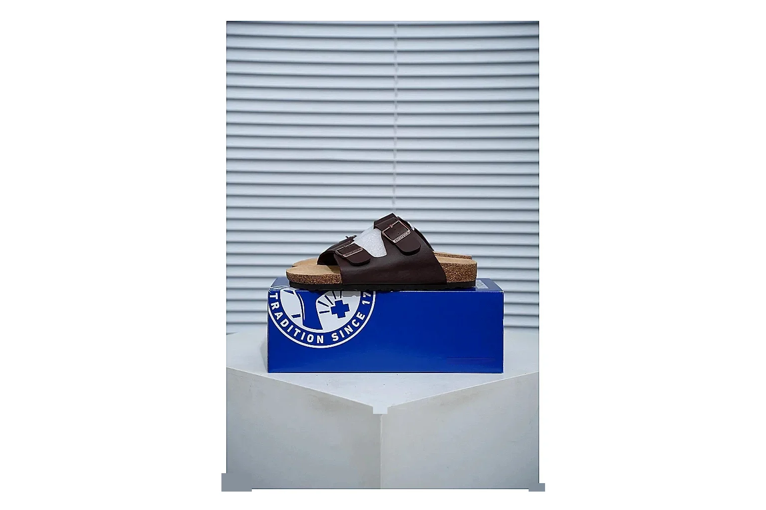 Birkenstock Arizona Mocha Cork Slide comparison signal image with adjustable buckles, warm brown upper and contoured footbed for relaxed retro styling