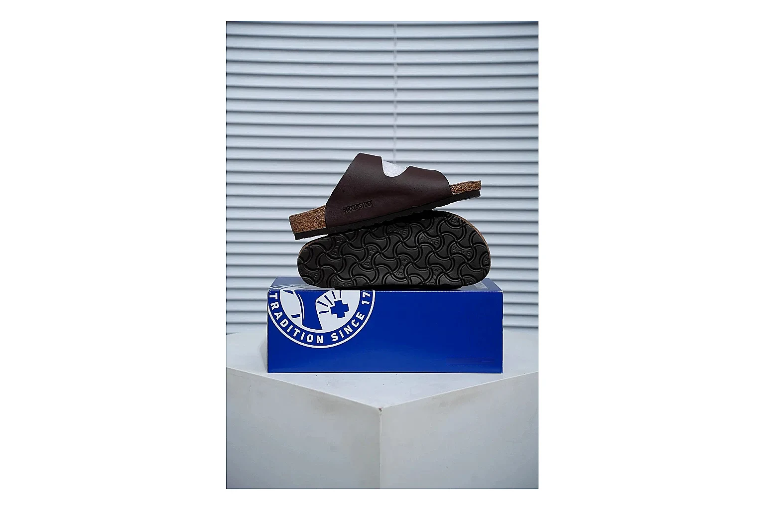 Birkenstock Arizona Mocha Cork Slide comparison signal image with adjustable buckles, warm brown upper and contoured footbed for relaxed retro styling