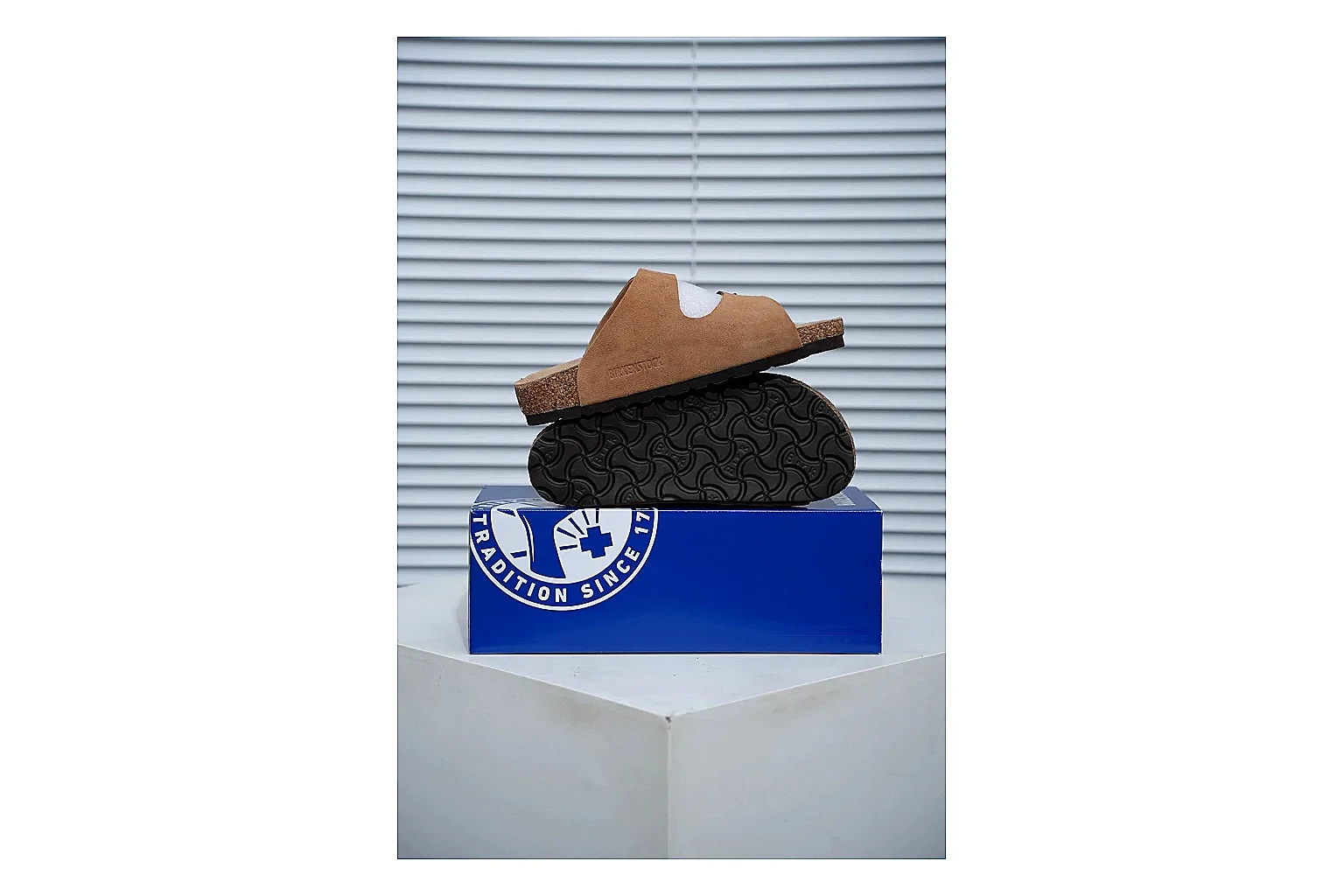 Birkenstock Arizona Tan Cork Slide comparison signal image with warm brown upper, adjustable buckles and contoured footbed for easy casual outfits