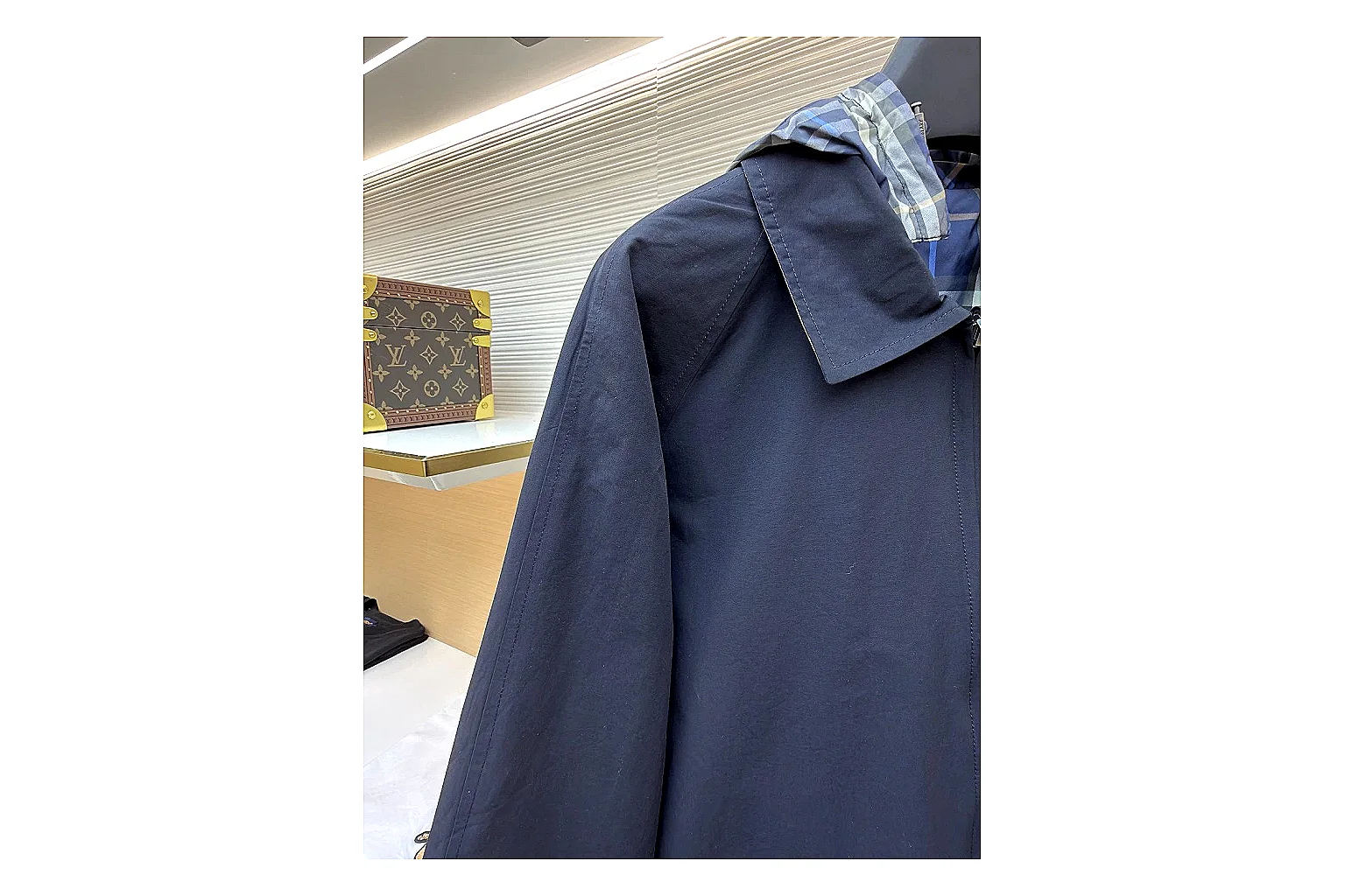 Burberry Reversible Hooded Jacket Navy Check Jacket comparison signal photo with navy reversible hooded check jacket with nylon-cotton texture, hood structure, zipper line, sleeve cuffs, and light shell shape thumbnail 2