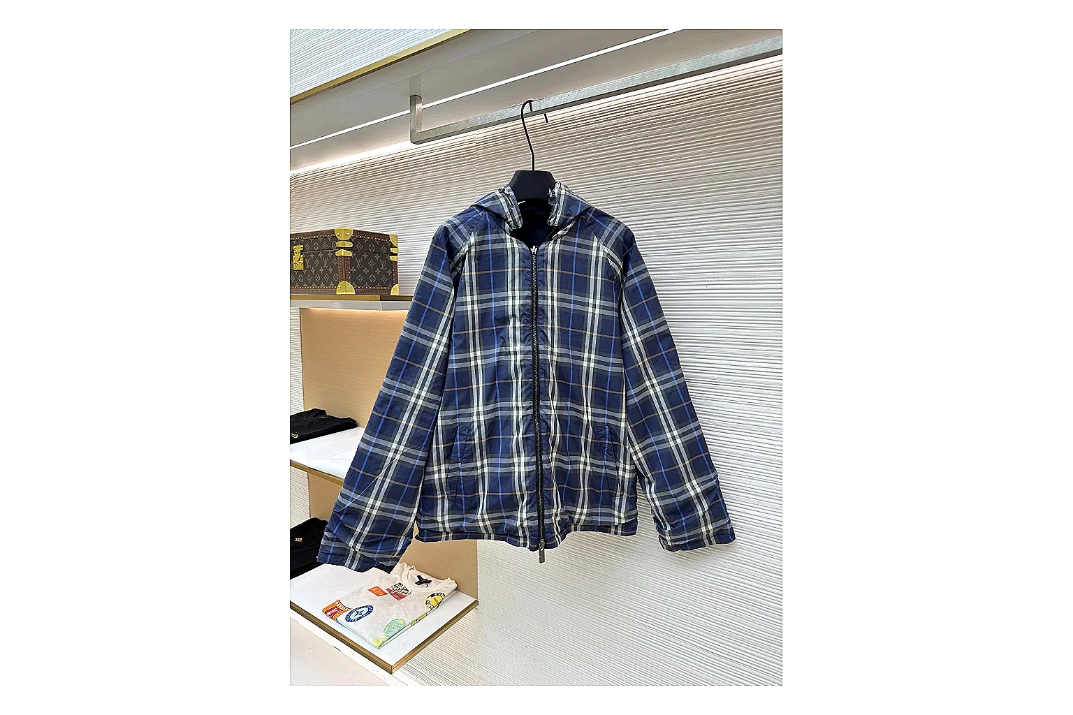 Burberry Reversible Hooded Jacket Navy Check Jacket comparison signal photo with navy reversible hooded check jacket with nylon-cotton texture, hood structure, zipper line, sleeve cuffs, and light shell shape thumbnail 3