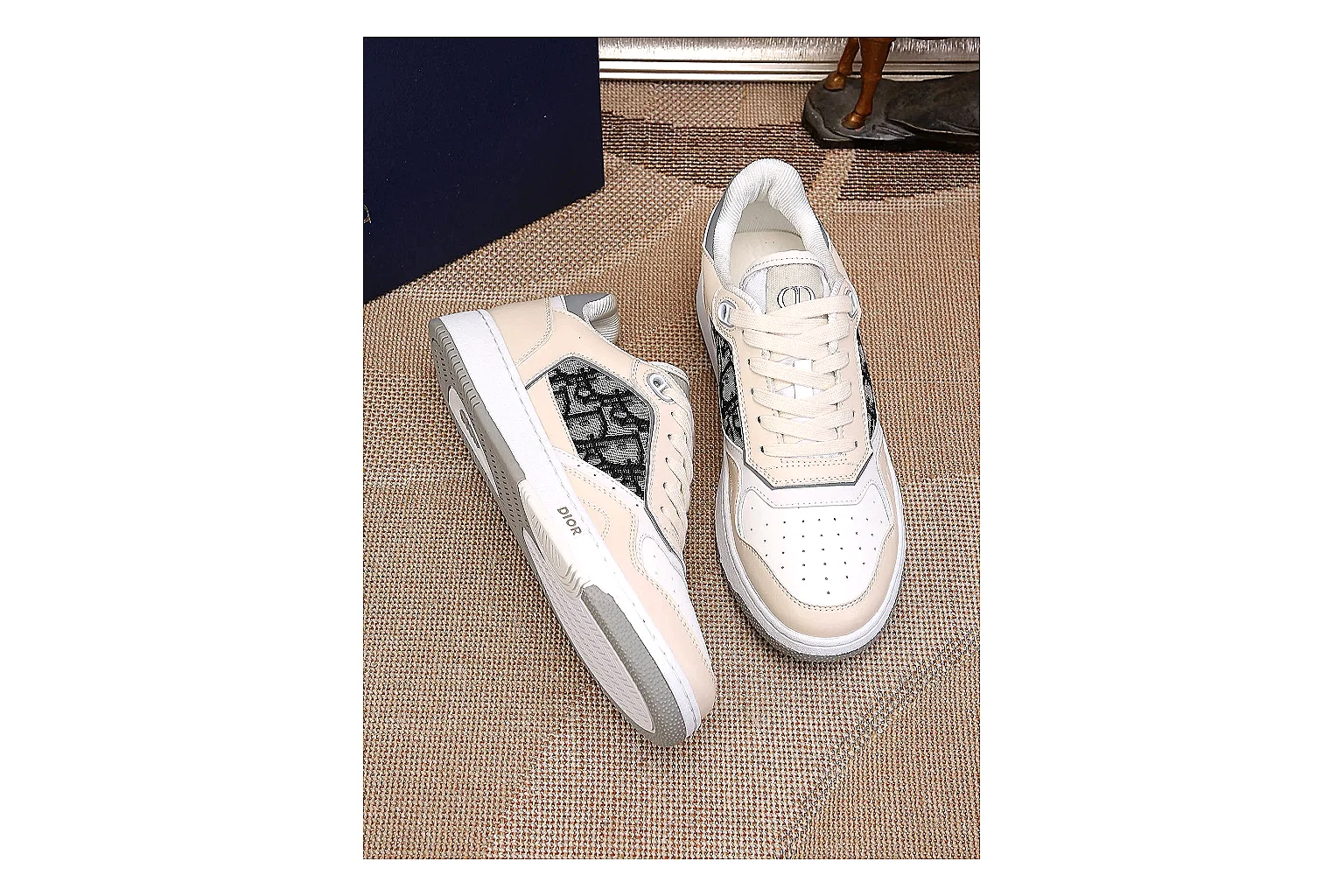 kakoscout.com Dior B30 White Gray comparison signal card six-photo gallery thumbnail 4