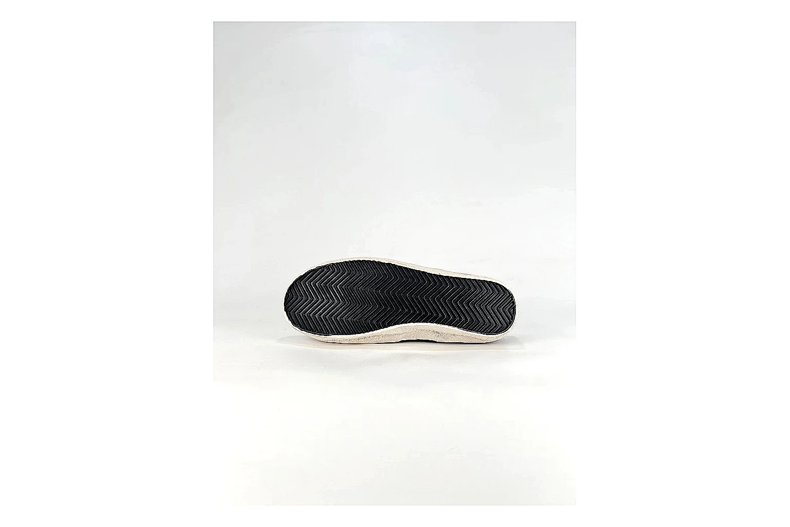 GGDB Super-Star Black White Sneakers comparison signal photo with black white distressed low-top sneakers with leather texture, side-profile shape, upper panel lines, and outsole detail thumbnail 5