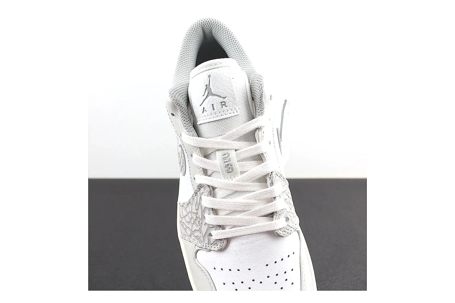 kakoscout.com Jordan Air Jordan 1 Low White Gray comparison signal card six-photo gallery thumbnail 5