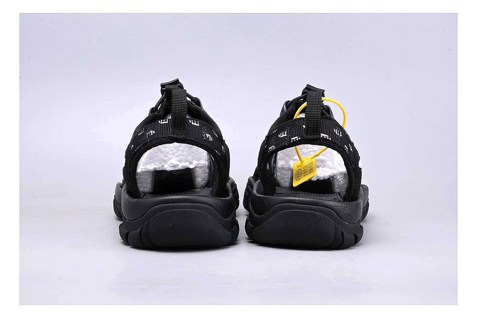 KEEN Zerraport Black Sandal comparison signal photo with black zerraport outdoor sandal with mixed upper and sandal shape thumbnail 3
