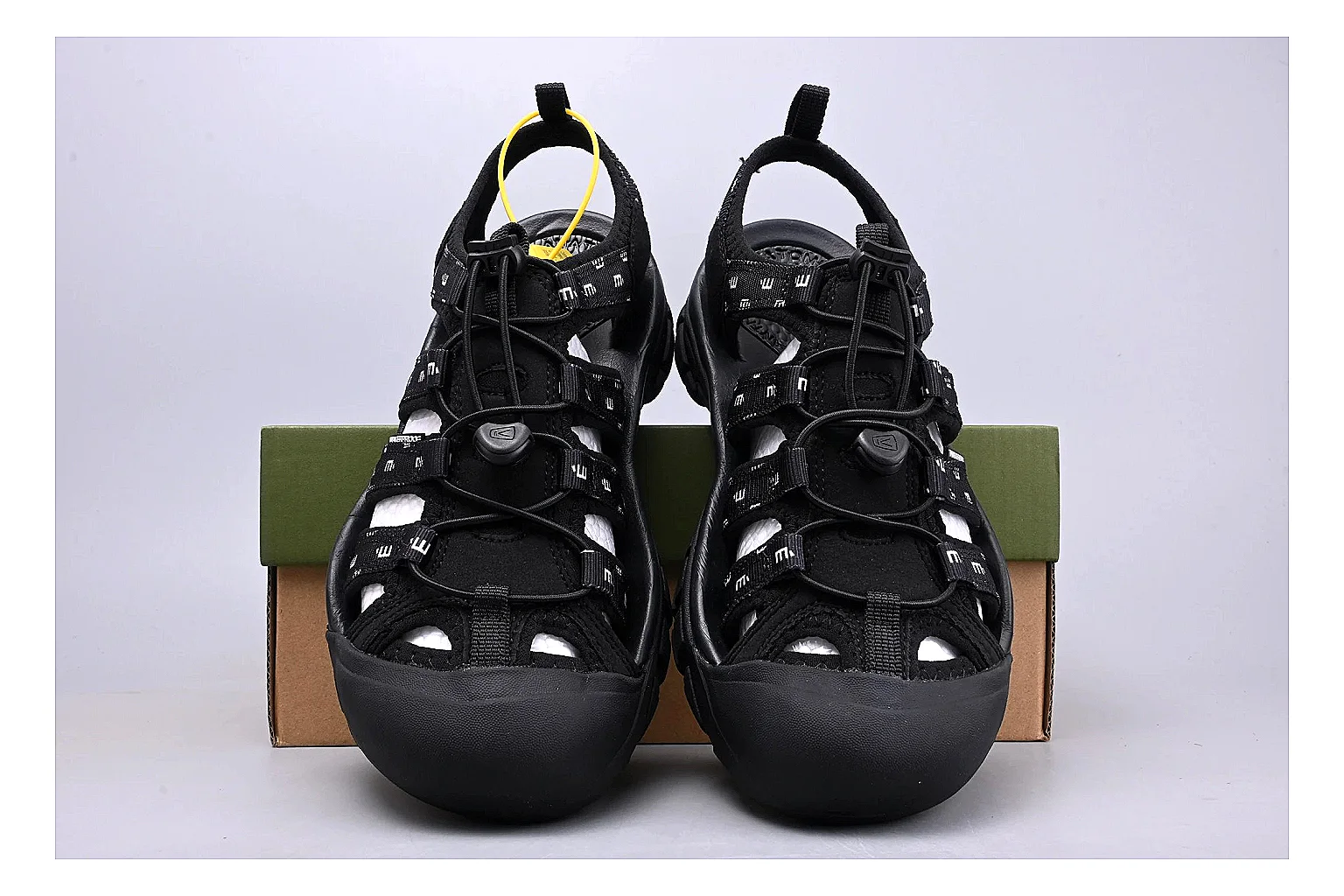 KEEN Zerraport Black Sandal comparison signal photo with black zerraport outdoor sandal with mixed upper and sandal shape thumbnail 4