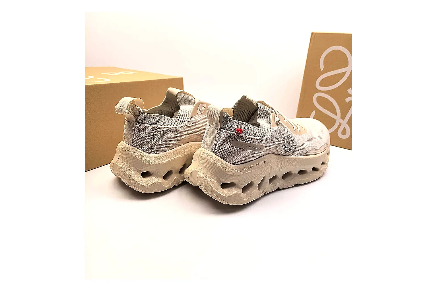 kakoscout.com Loewe Flow Runner Beige Gray comparison signal card six-photo gallery thumbnail 5
