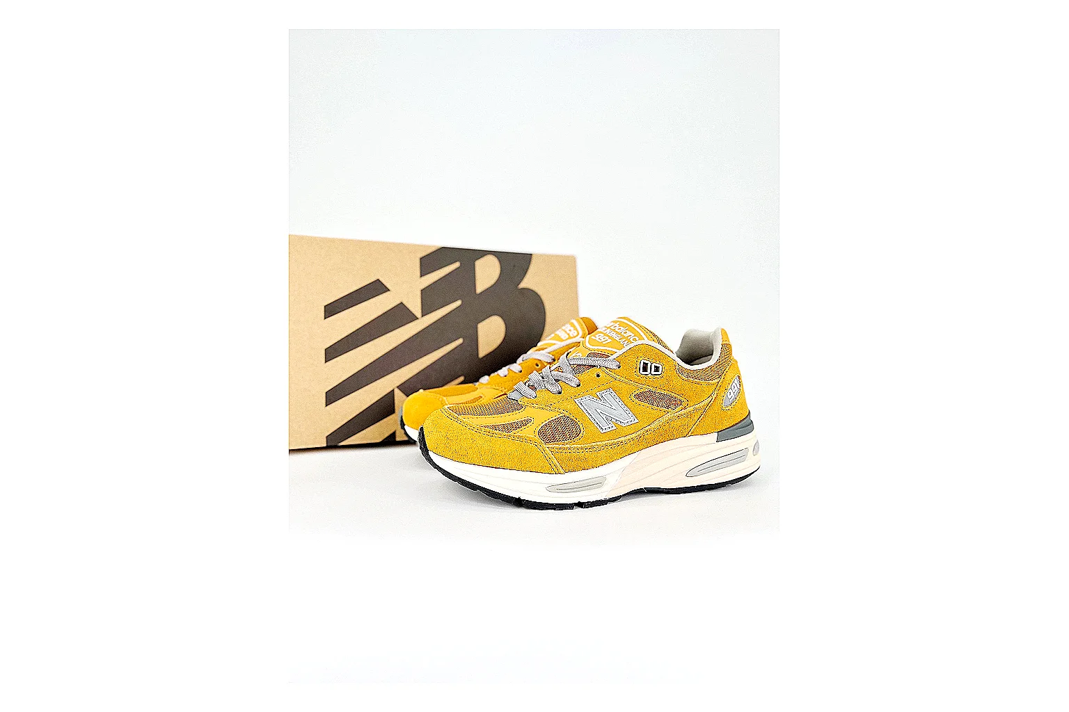kakoscout.com New Balance 2002r Yellow White comparison signal card six-photo gallery thumbnail 2
