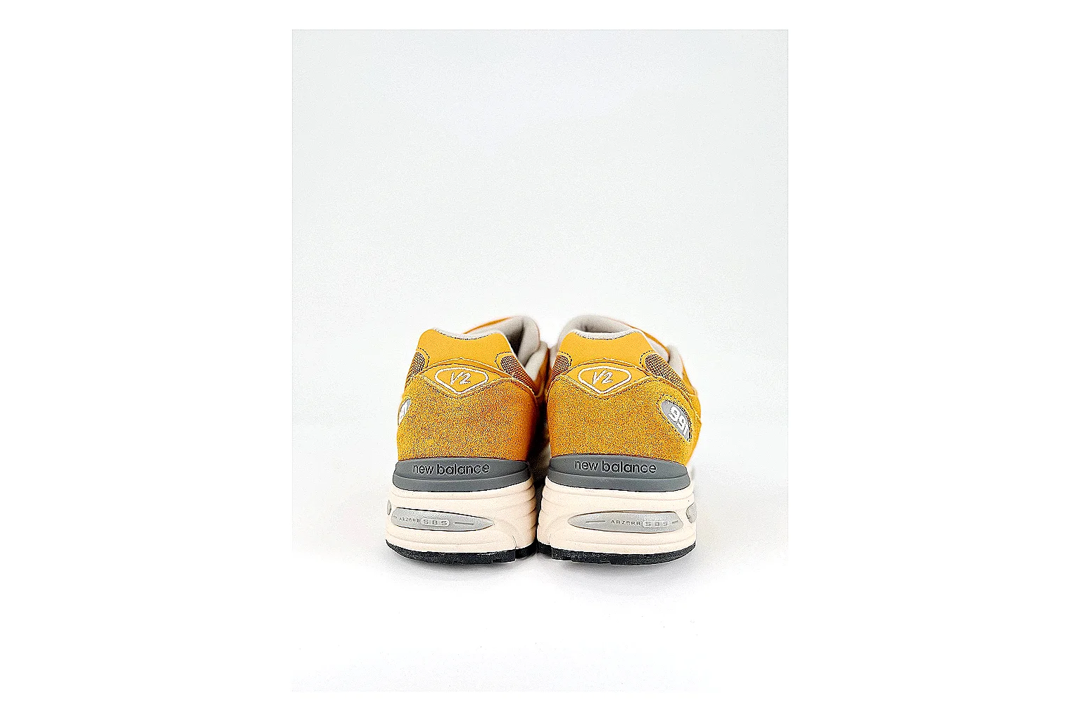 kakoscout.com New Balance 2002r Yellow White comparison signal card six-photo gallery thumbnail 3