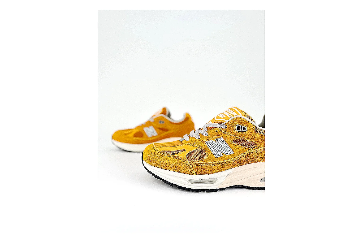 kakoscout.com New Balance 2002r Yellow White comparison signal card six-photo gallery thumbnail 4