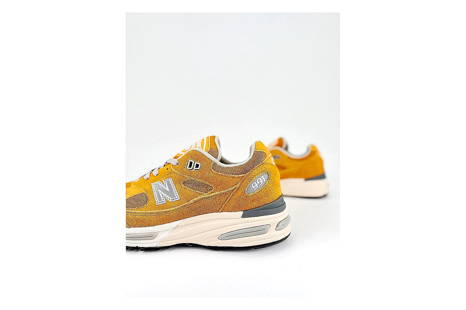 kakoscout.com New Balance 2002r Yellow White comparison signal card six-photo gallery thumbnail 5