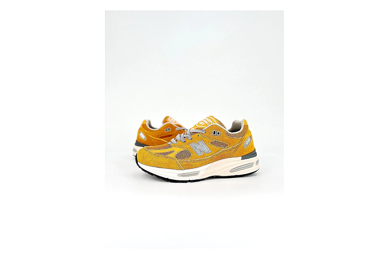 kakoscout.com New Balance 2002r Yellow White comparison signal card six-photo gallery thumbnail 6