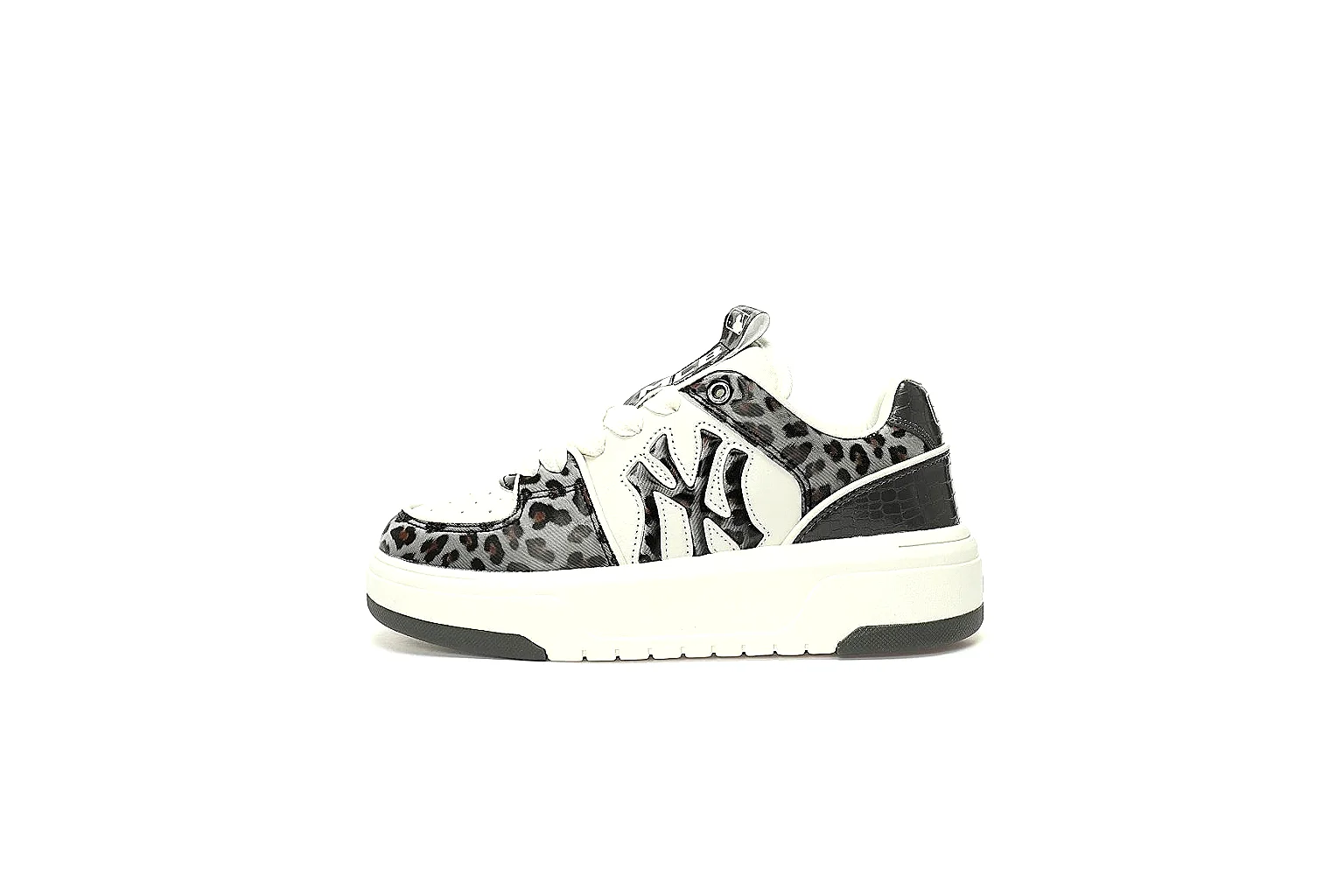 Kako Scout comparison images for New Balance Black White Runner Sneaker