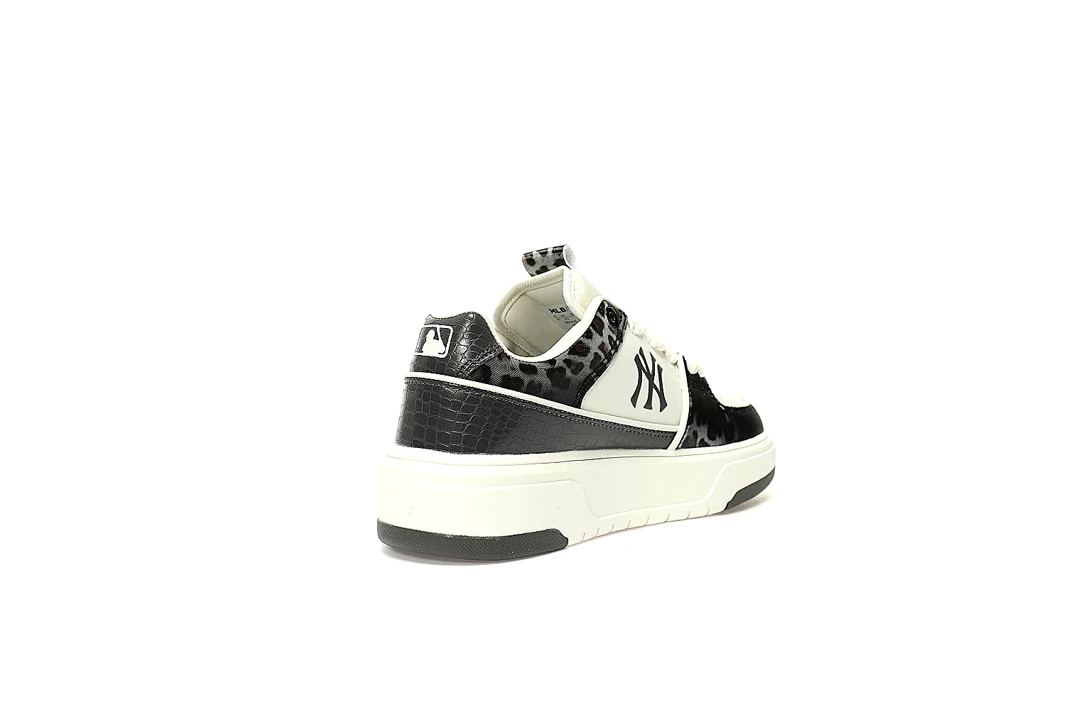 Kako Scout comparison images for New Balance Black White Runner Sneaker