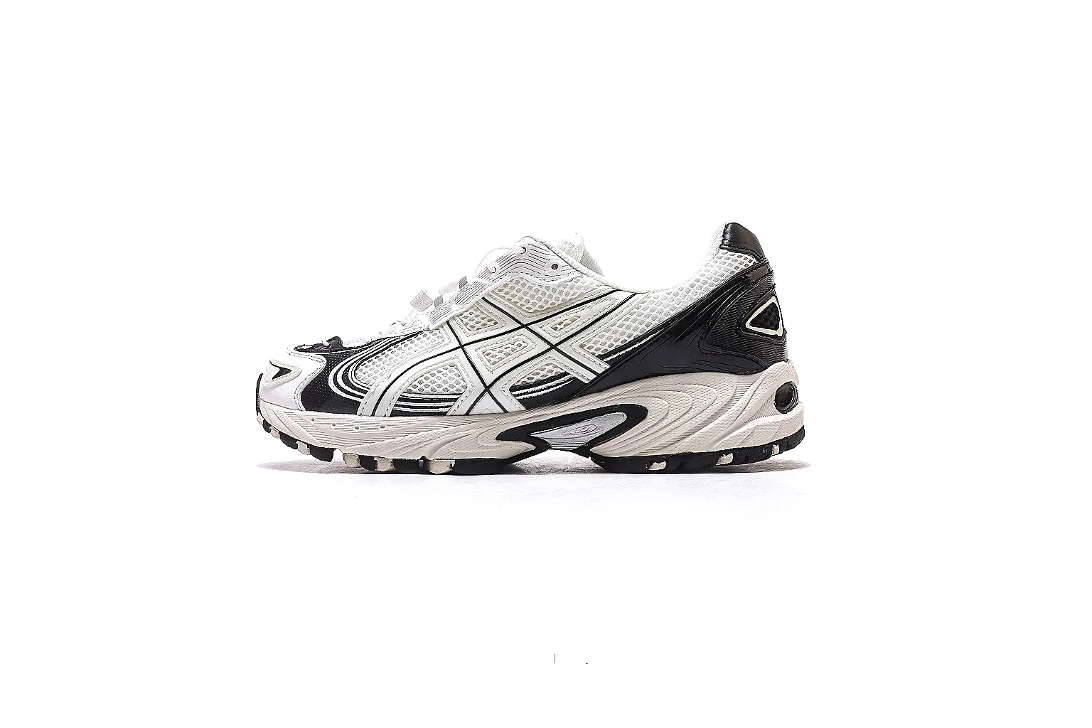 Nike P-6000 style runner White Black 7217 comparison signal note six-photo gallery thumbnail 2