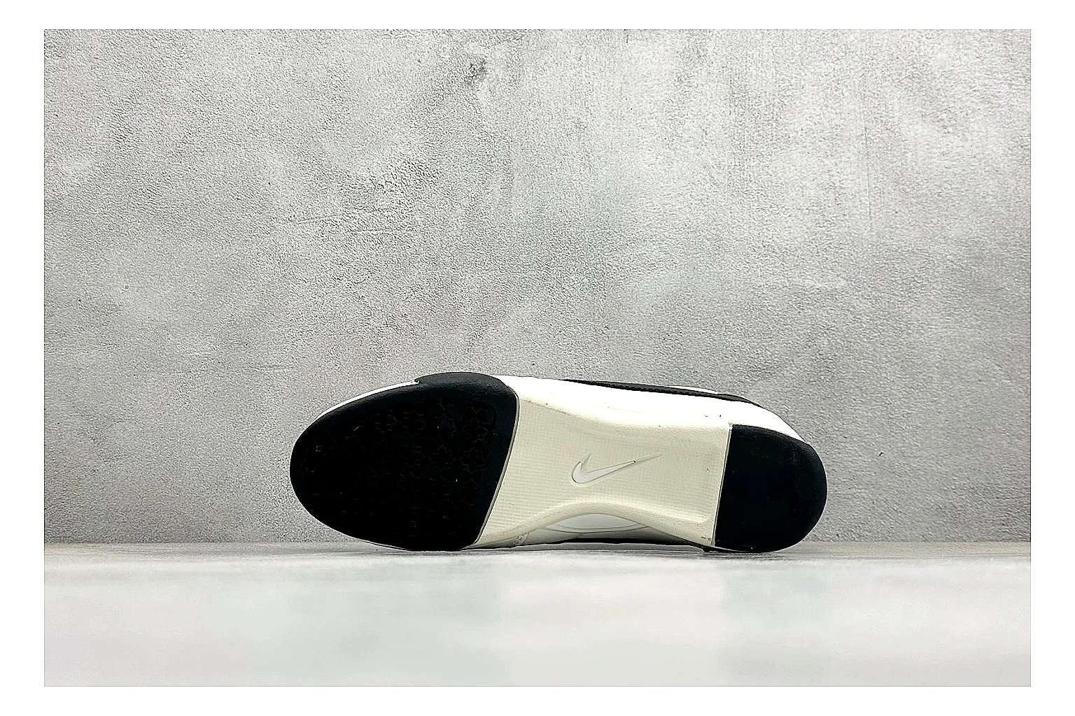 Nike Sprint Sister White Black comparison photo showing white retro-runner upper, black Swoosh contrast, slim low-top profile, and light casual sole thumbnail 4