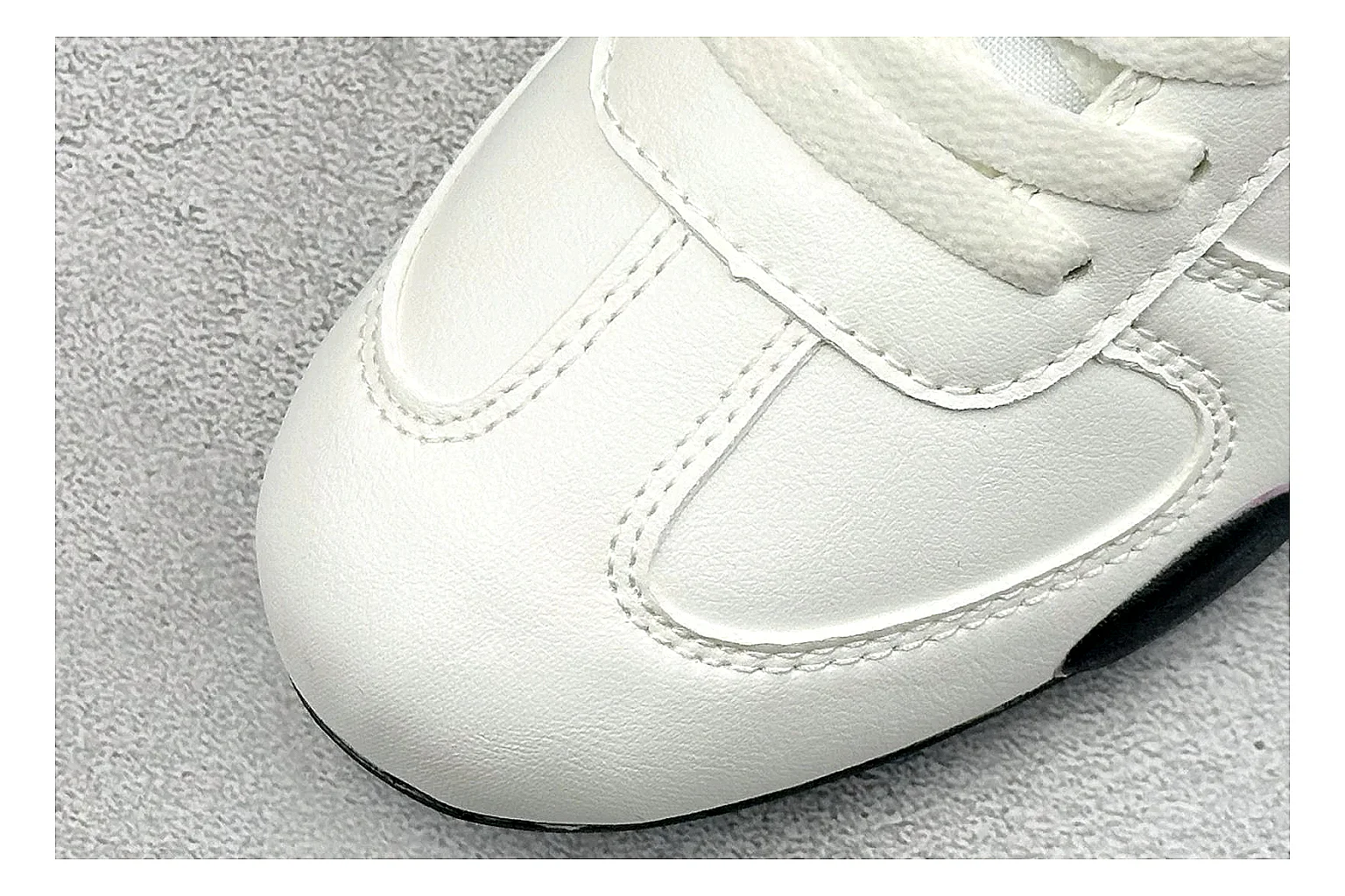 Nike Sprint Sister White Black comparison photo showing white retro-runner upper, black Swoosh contrast, slim low-top profile, and light casual sole thumbnail 5