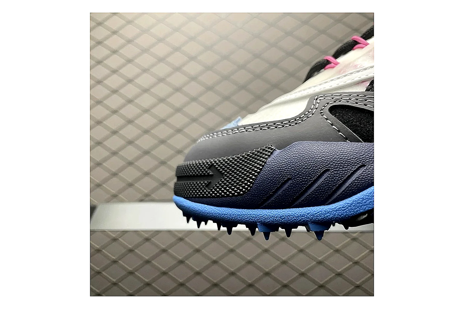 Off-White Out Of Office White Navy comparison signal photo with white navy out-of-office low-top with mixed upper and low top shape thumbnail 5