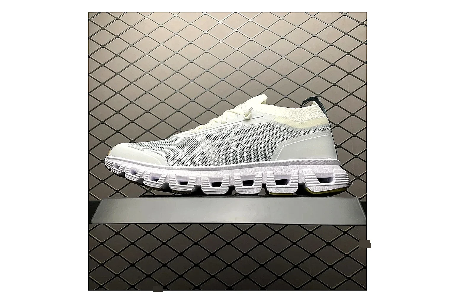 On Cloud 6 White Grey Sneaker comparison signal photo with white grey cloud 6 runner with mixed upper and trainer shape