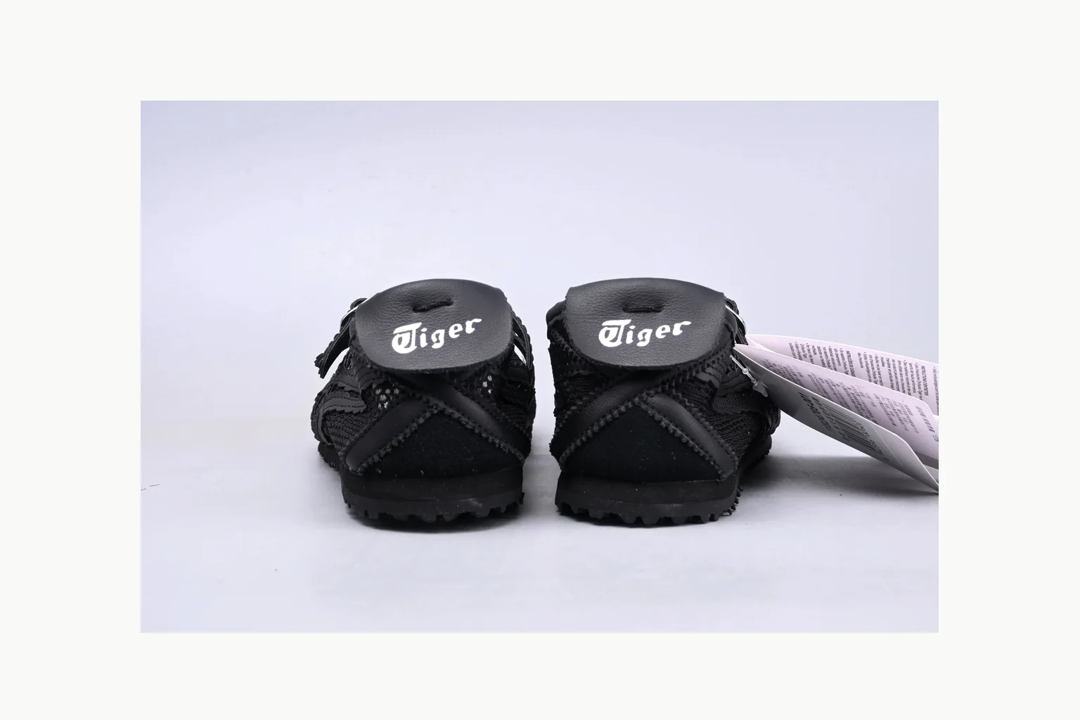 Onitsuka Tiger Black Leather Sneaker comparison signal photo with black black leather retro low-top with leather upper and low top shape thumbnail 3