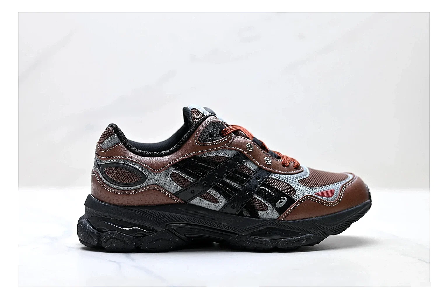 Onitsuka Tiger GEL-C 2.0 Brown Black Sneakers comparison signal photo with brown black mesh runner sneakers with mesh-leather texture, side-profile shape, upper panel lines, and outsole detail