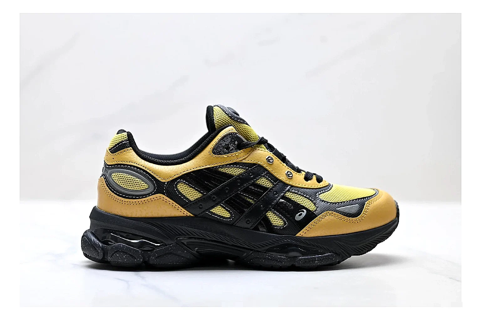 Onitsuka Tiger GEL-C 2.0 Yellow Black Sneakers comparison signal photo with yellow black mesh runner sneakers with mesh-leather texture, side-profile shape, upper panel lines, and outsole detail