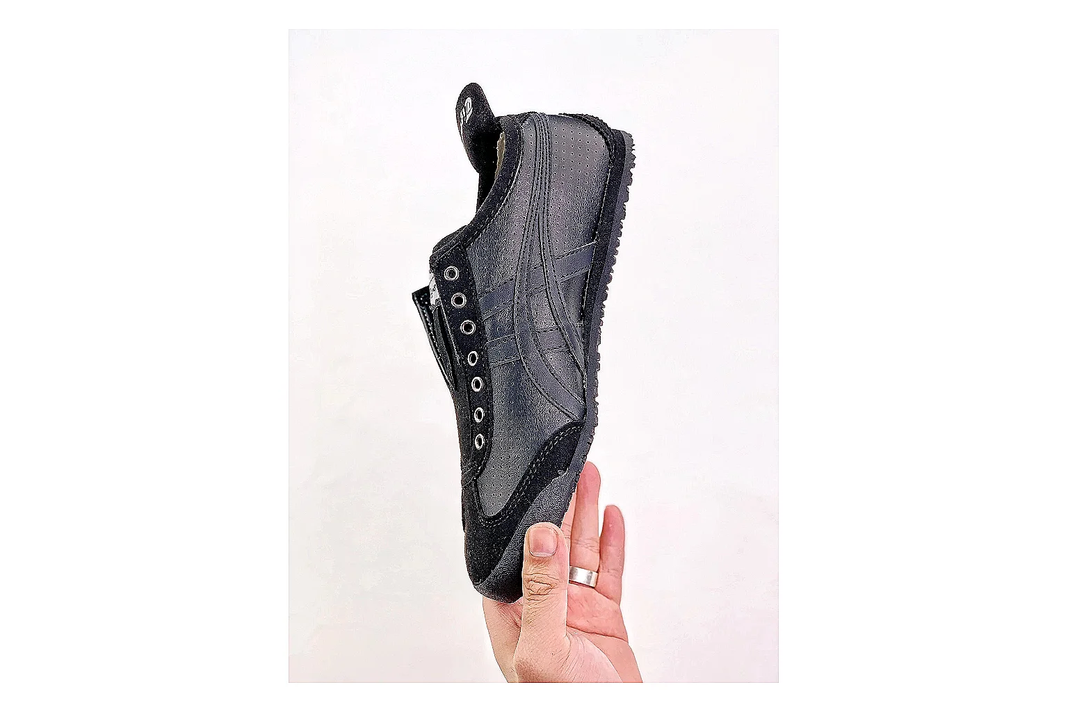 kakoscout.com Onitsuka Tiger Mexico 66 Black Gray comparison signal card six-photo gallery thumbnail 5
