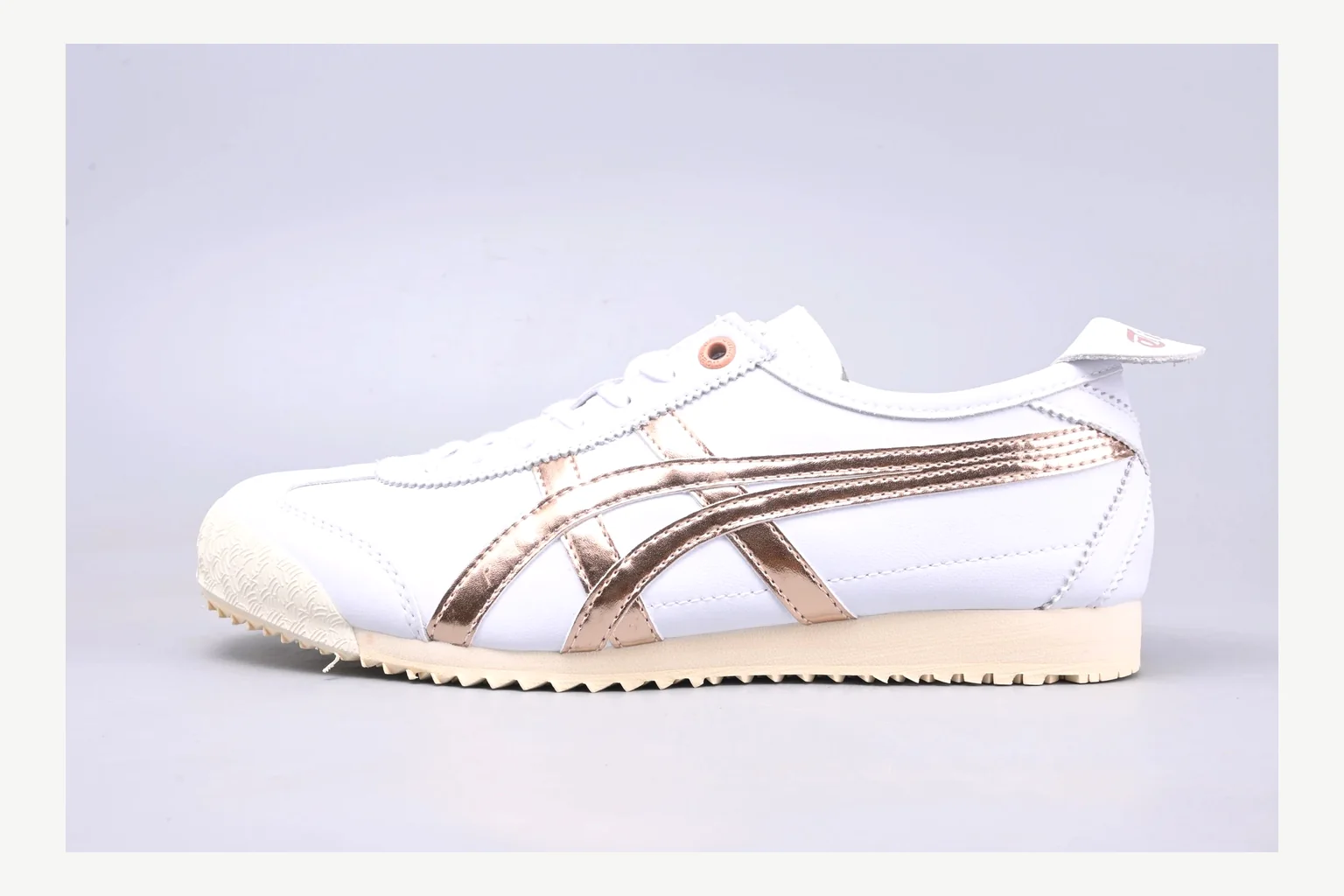 Onitsuka Tiger White Brown Sneaker comparison signal photo with white brown retro stripe low-top with mixed-material upper and low-profile shape