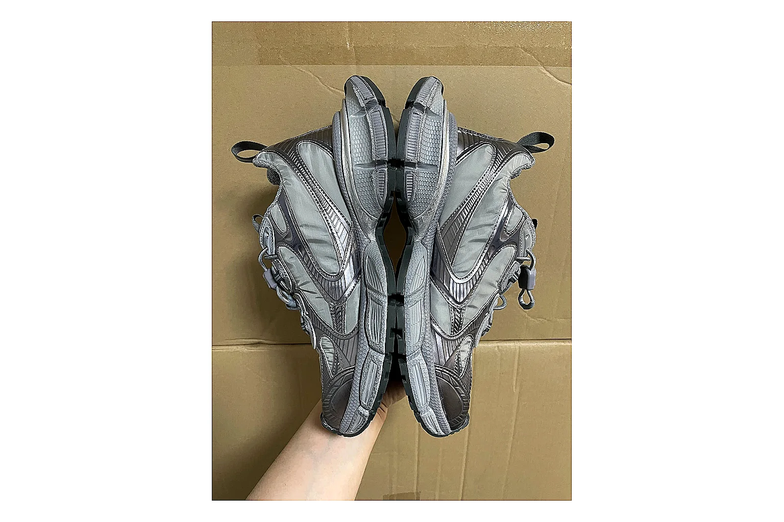 Casual Low-Top Sneaker 0679 comparison signal photo with casual low-top sneaker with clean paneling, textured upper and six-view gallery for daily streetwear styling plus side-profile shape, upper panel lines, and outsole detail thumbnail 2