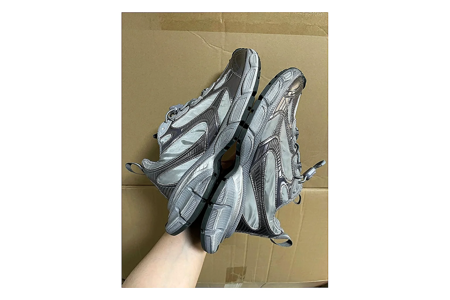 Casual Low-Top Sneaker 0679 comparison signal photo with casual low-top sneaker with clean paneling, textured upper and six-view gallery for daily streetwear styling plus side-profile shape, upper panel lines, and outsole detail thumbnail 3
